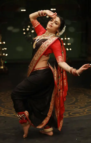 A Breakthrough Moment: Amruta Khanvilkar Wins Her First Maharashtra State Best Actress Award!